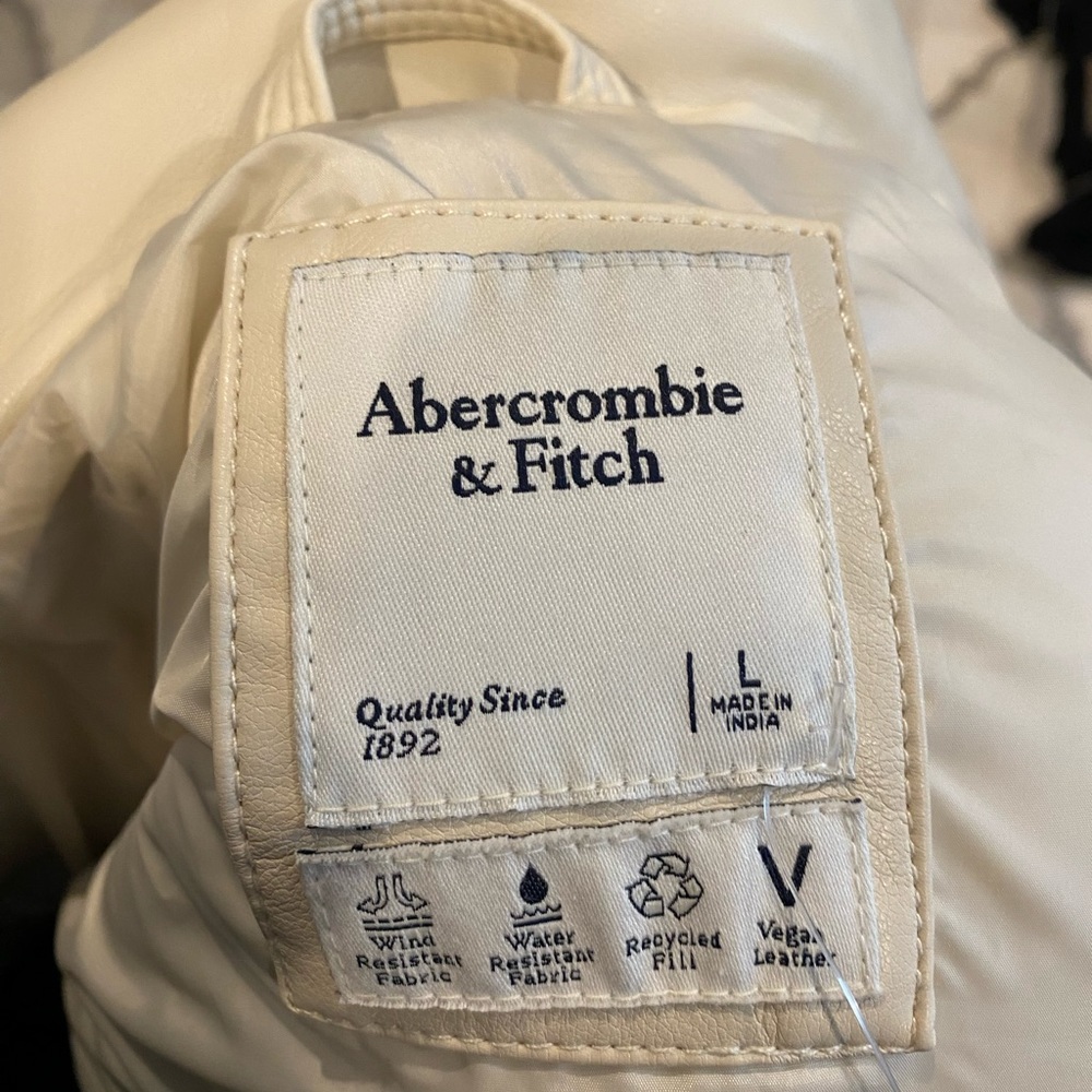 A&F Oversized Vegan Leather Quilted Vest - Picture 4 of 7